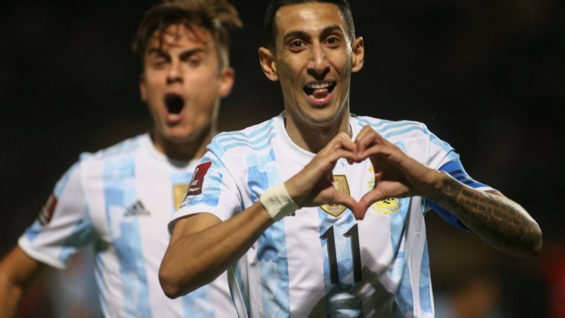 Argentina, sin que le sobre nada, derrotó a Uruguay en Montevideo y espera por Brasil
